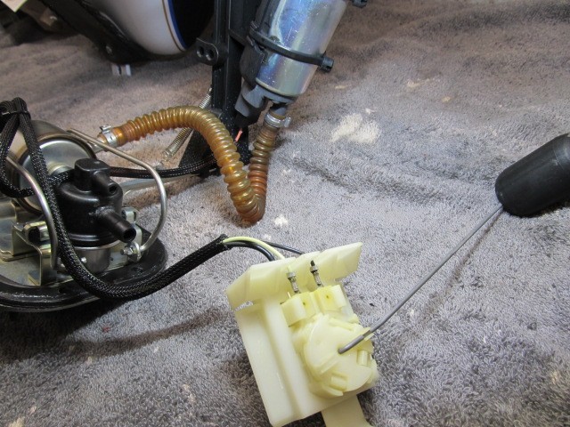01 – 07 Harley FLSTN Softail Deluxe FI Fuel pump w/ Sending Unit OEM/ 75132-06