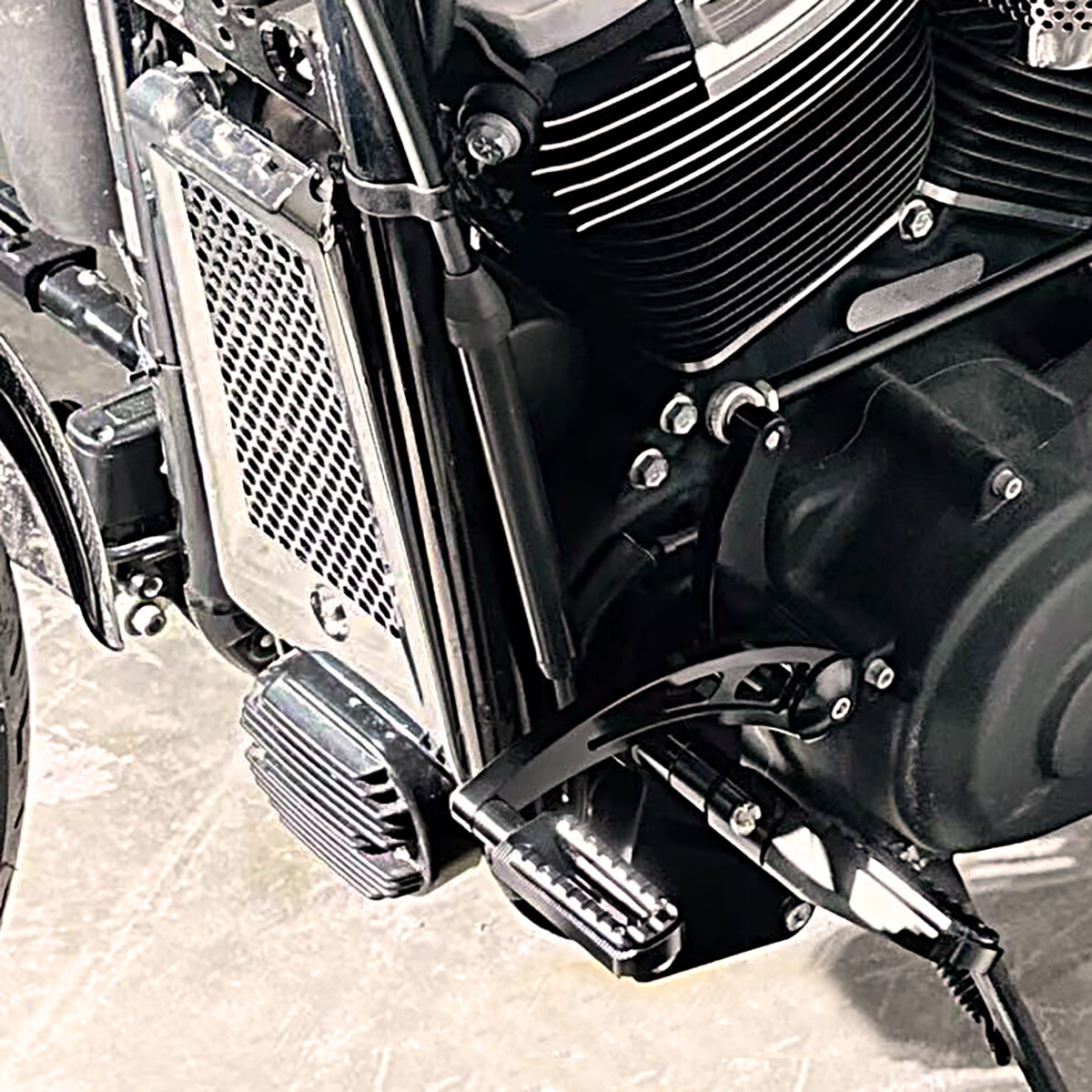 Chrome Upper Radiator Cover For Harley Softail Breakout Low Rider 2018-2023