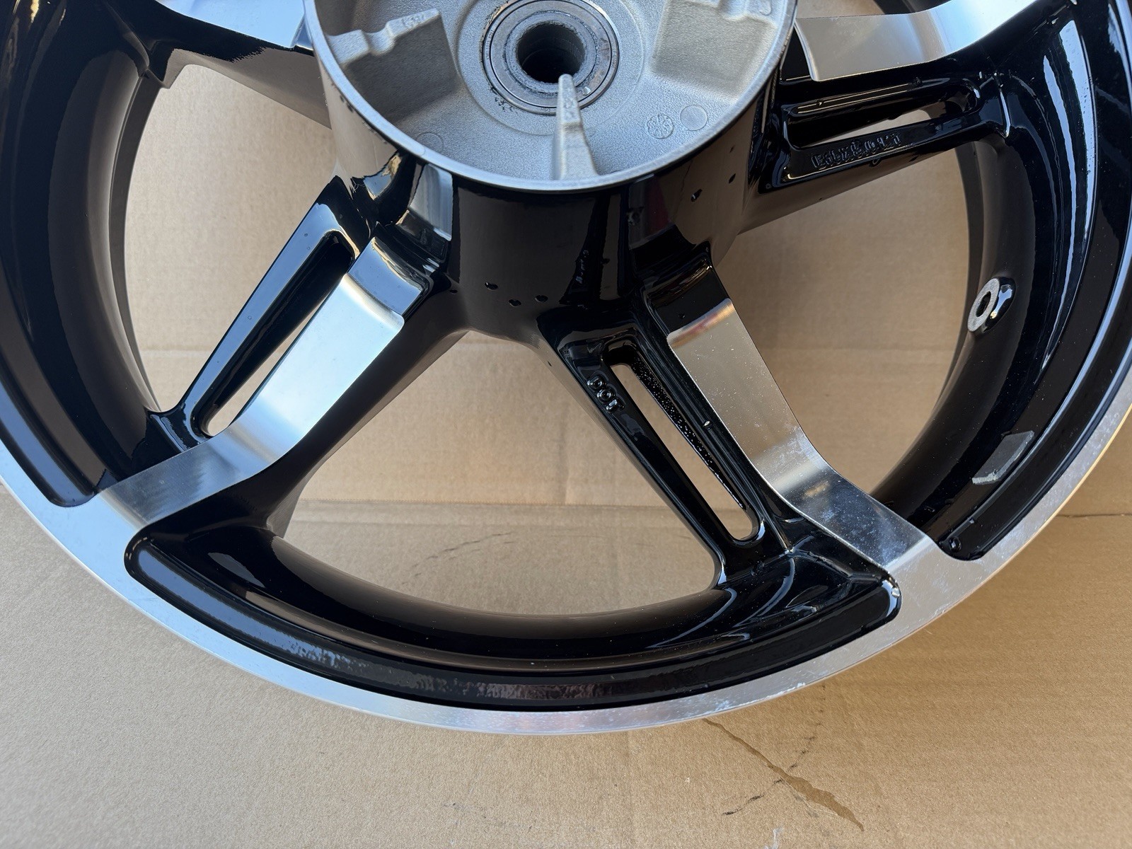 Harley-Davidson OEM 18″ x 5″ 24-up Touring Street Road Glide Rear Wheel 40900905