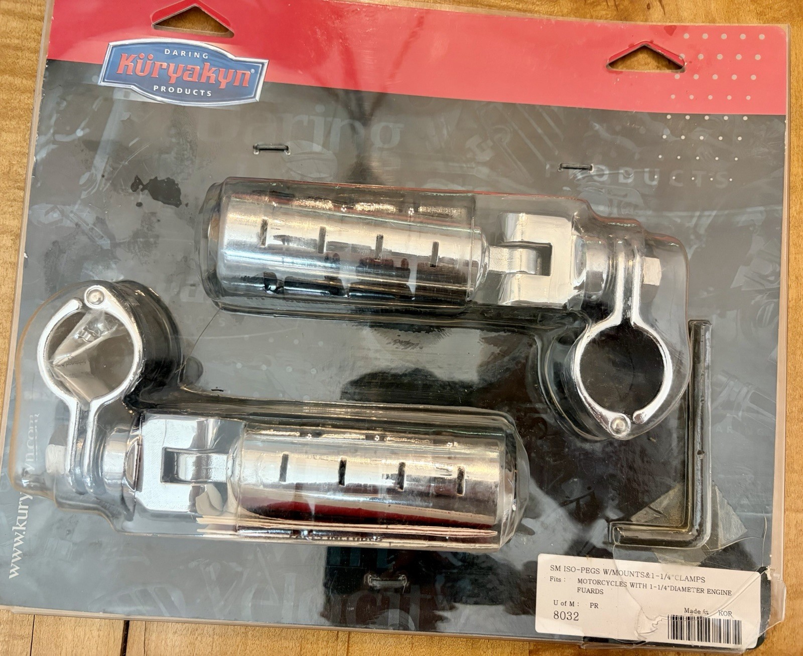 Kuryakyn 8032 Magnum Quick Clamp 1-1/4in with Small ISO Highway Peg Pair