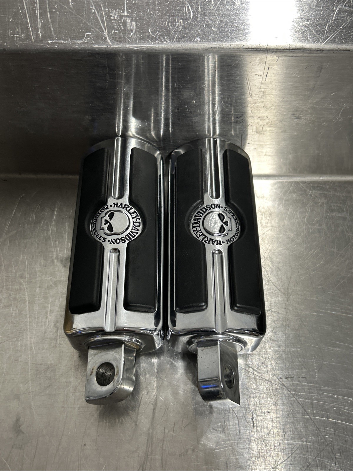 OEM Harley Davidson Sportster Dyna Softail Touring Willie G Skull Foot Pegs H70