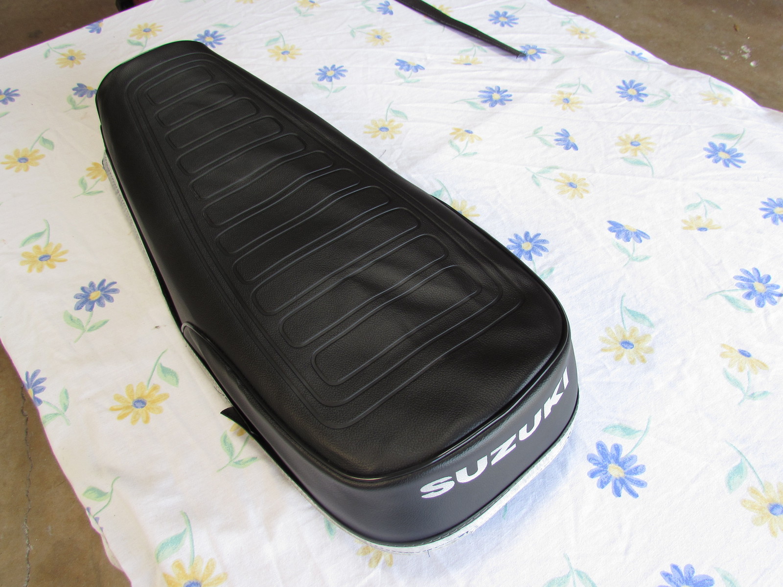 SUZUKI GT185 L/M/A/B 1974 1975 1976 1977 SEAT COVER WITH STRAP (S21S35)