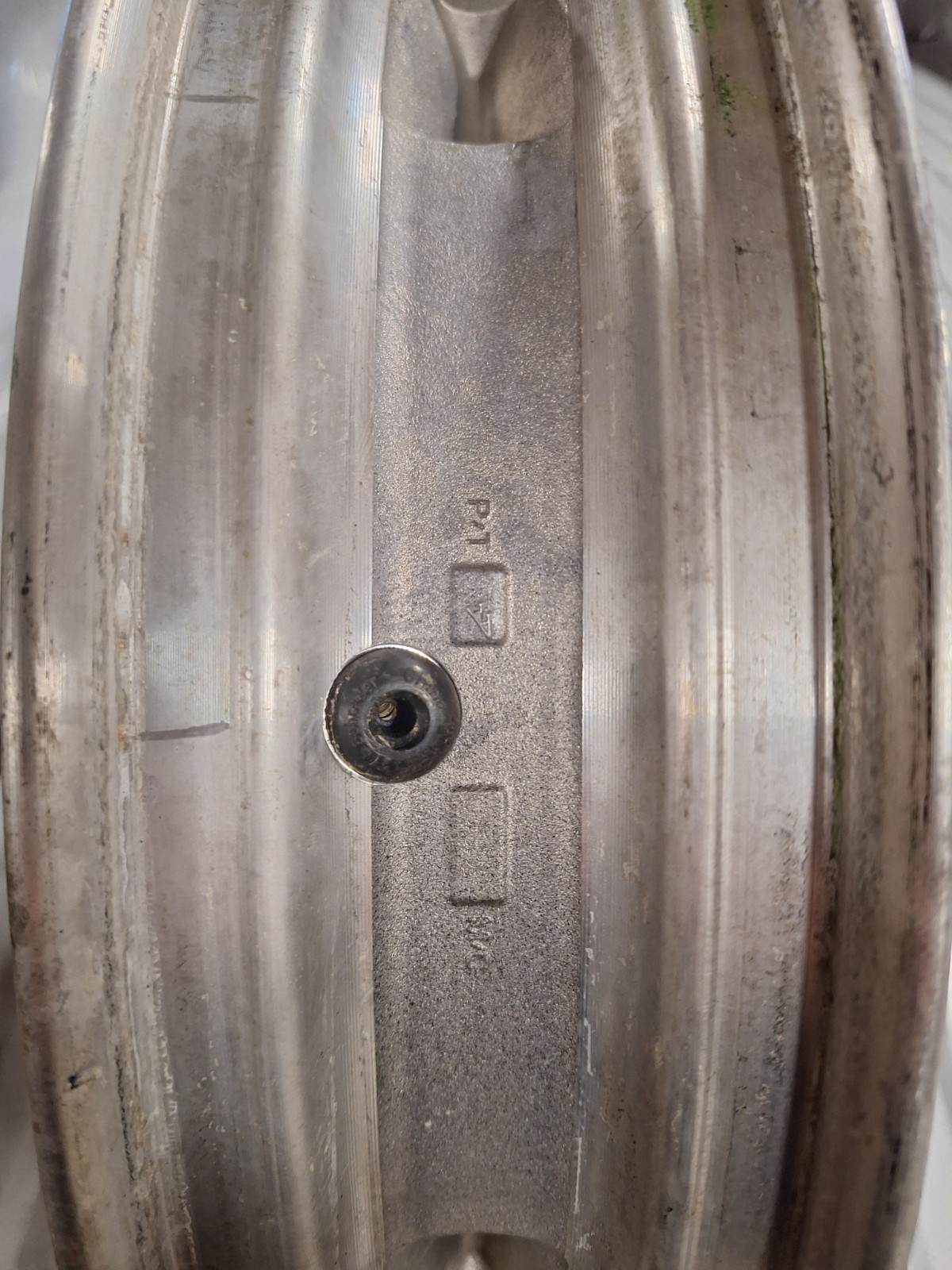 43300164 Harley-Davidson Street Glide 18×3.50 Cast 5 Spoke Rim Wheel Airstrike
