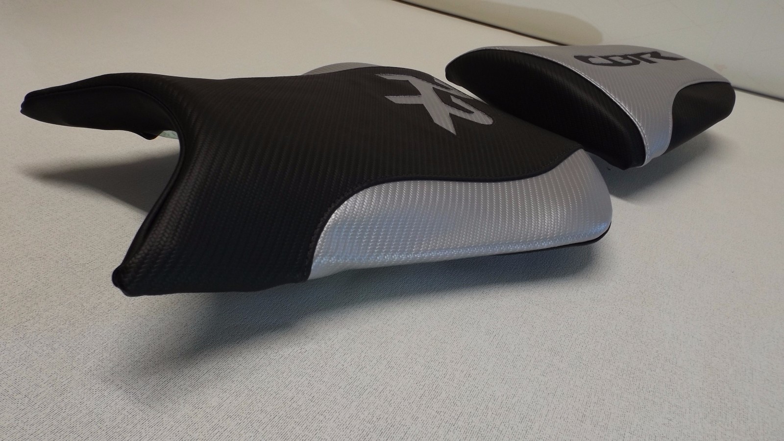 HONDA 2005/2006 CBR600RR BLACK VINYL CF TEXTURE/SILVER FRONT & REAR SEAT COVERS