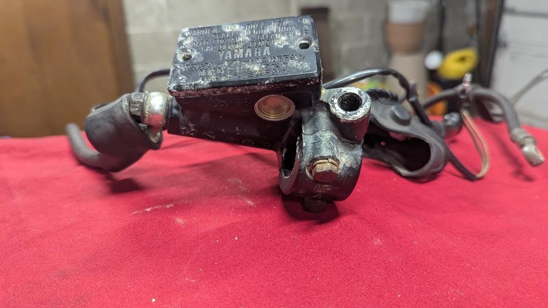 1982 Yamaha XJ1100J Maxim front master cylinder with handle lever, Hard to find!