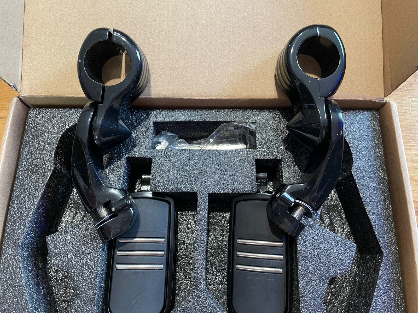 Junjumoto 32mm Black Angled Highway Foot Pegs Mounting Kit Fit Harley