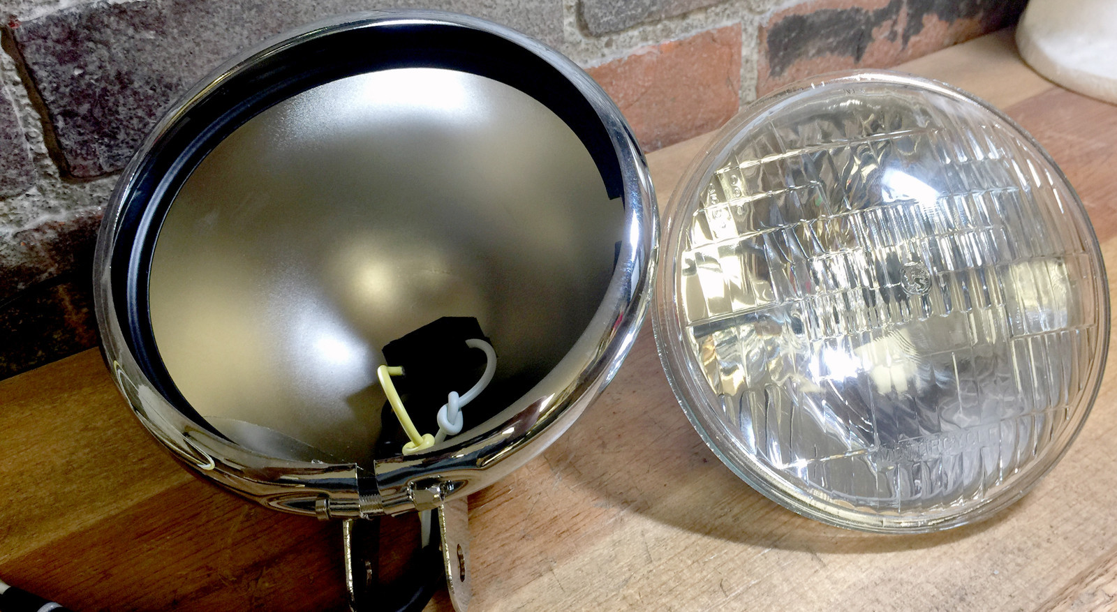 Harley Davidson FXWG Chopper Headlight Assembly Mounting Shell W/ Bulb 67777-80