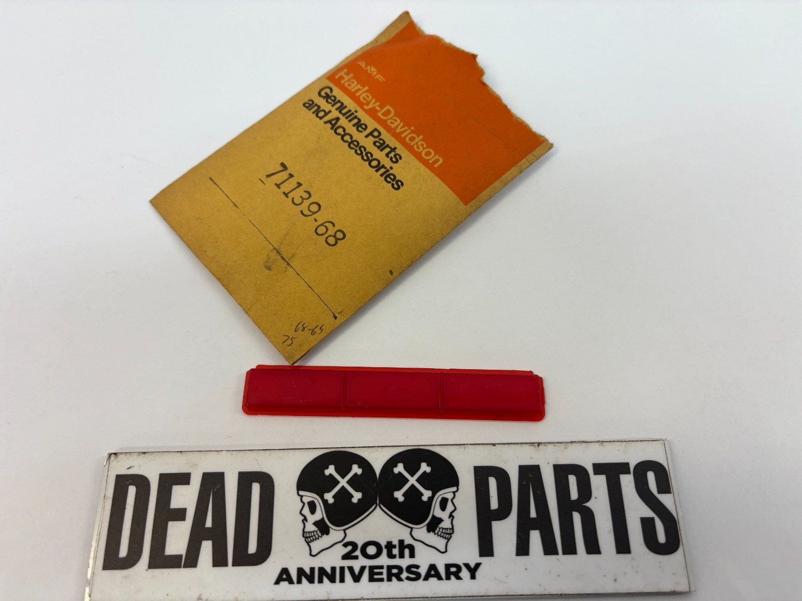 Harley NOS OEM 71139-68 GEN N OIL red dash indicator lens 1968 1969