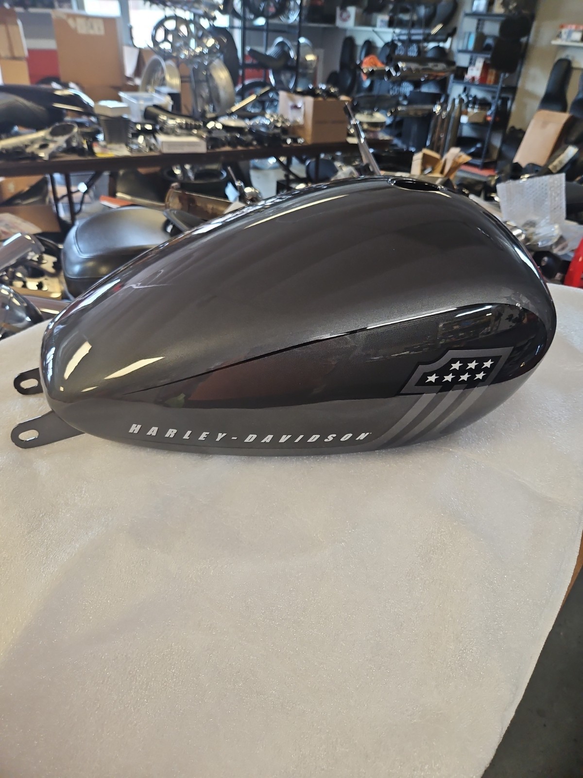 NOS Harley 2018 Up 3.5 Gallon Softail Fuel Tank Gauntlet Gray 61000948esh
