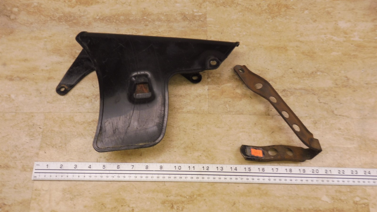 1978 Honda XL350 Enduro H441-2> plastic chain guard and metal guide
