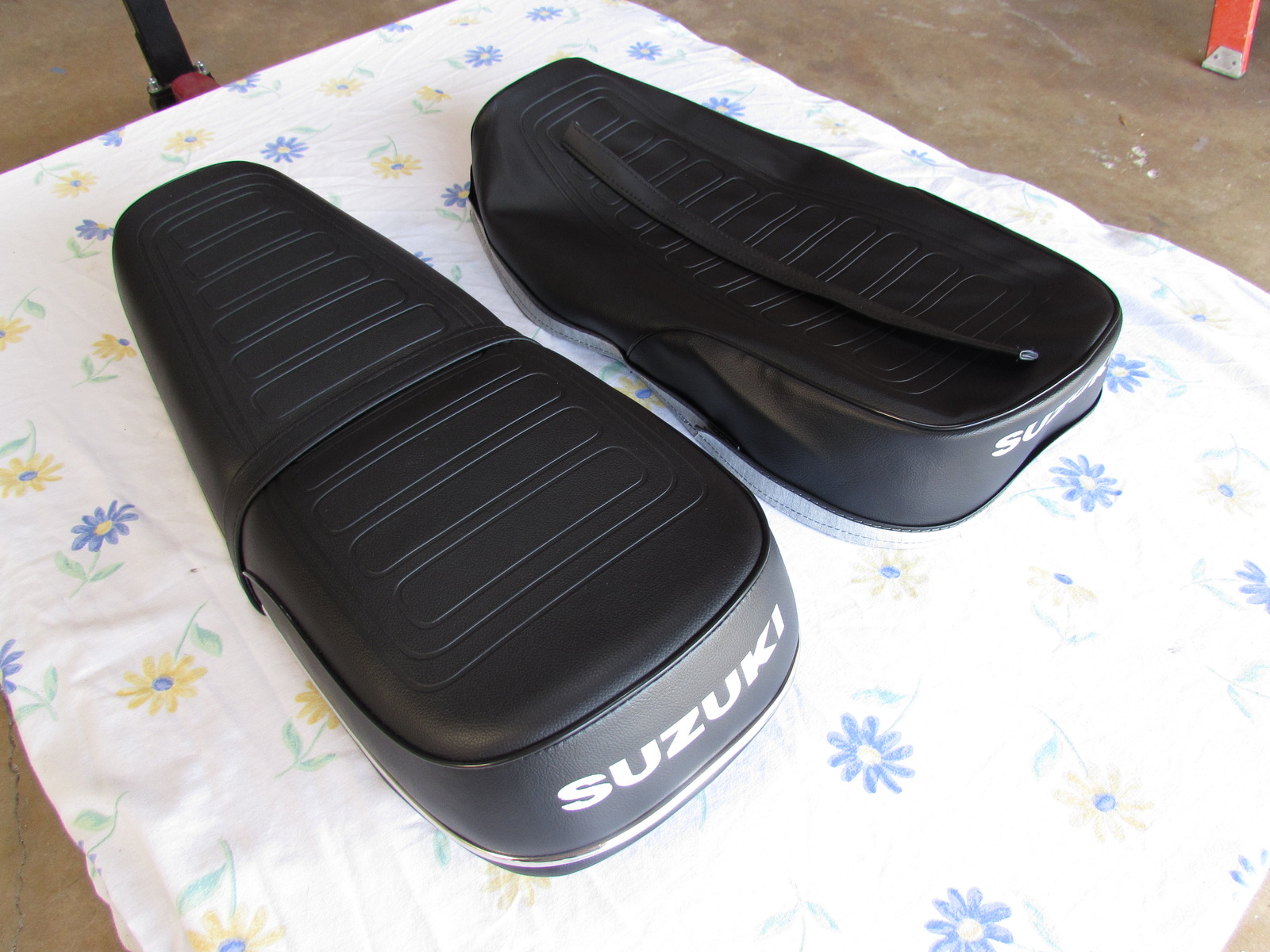 SUZUKI GT185 L/M/A/B 1974 1975 1976 1977 SEAT COVER WITH STRAP (S21S35)