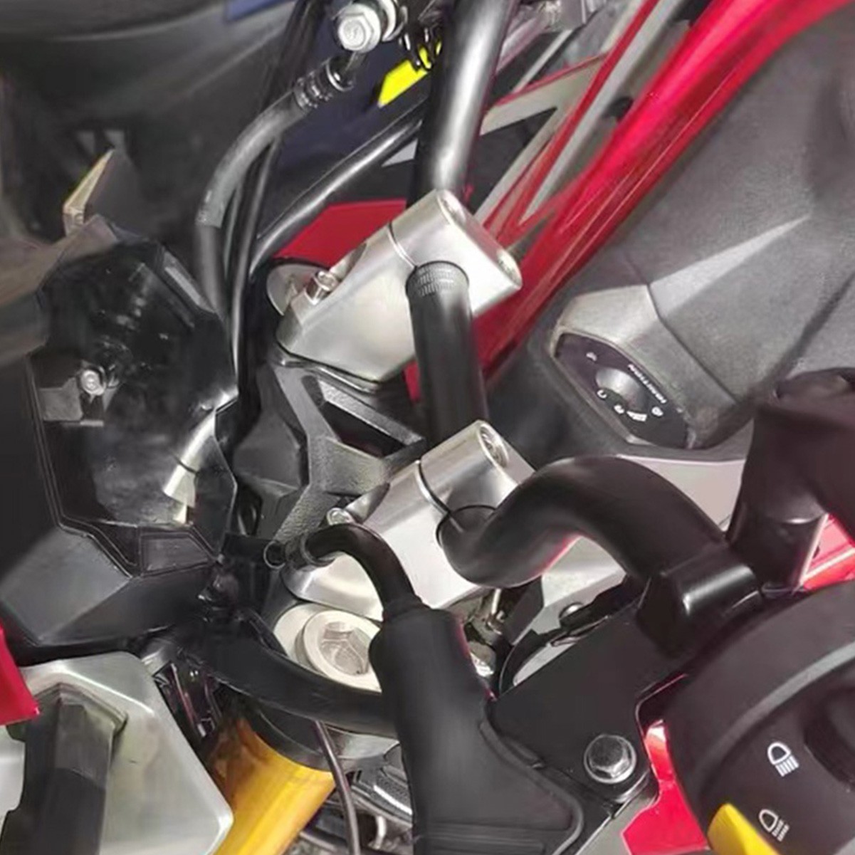 CNC AOTWTR Handlebar Riser Clamp Elevating Pad For Yamaha MT09 FZ09 XSR900 FJ09