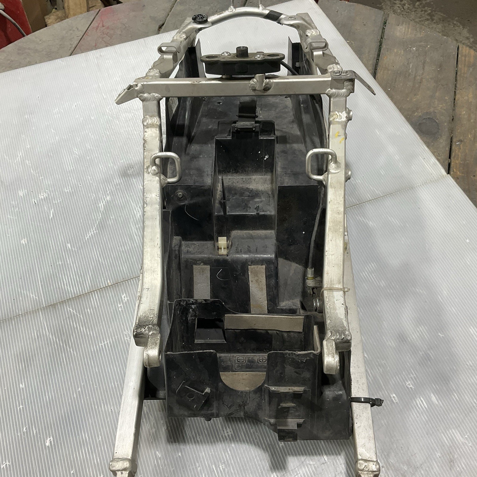 2001-2003 SUZUKI GSXR 600 750 01-02 GSXR 1000 OEM REAR SUBFRAME W/ Battery Tray