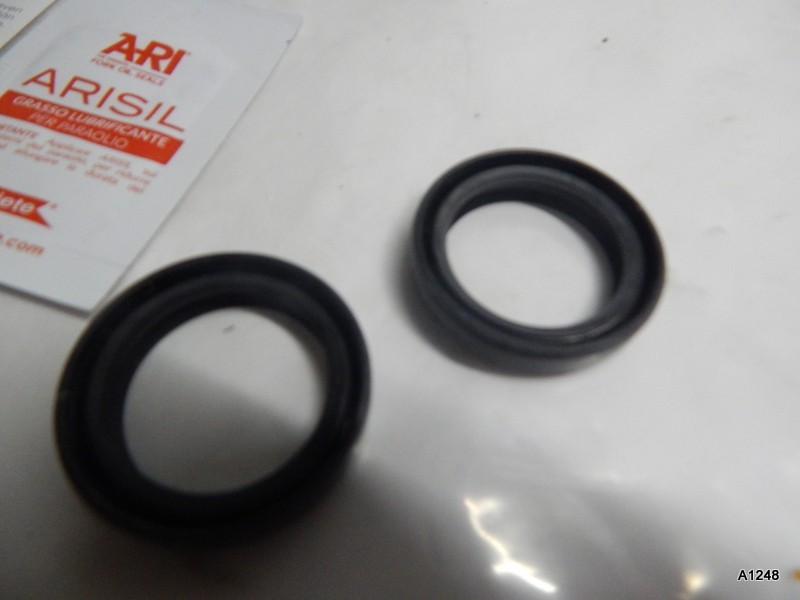 Ariete ARI.020 Front Fork Oil Seals Pair 30X40X9mm XNBR Universal w/Lubricant