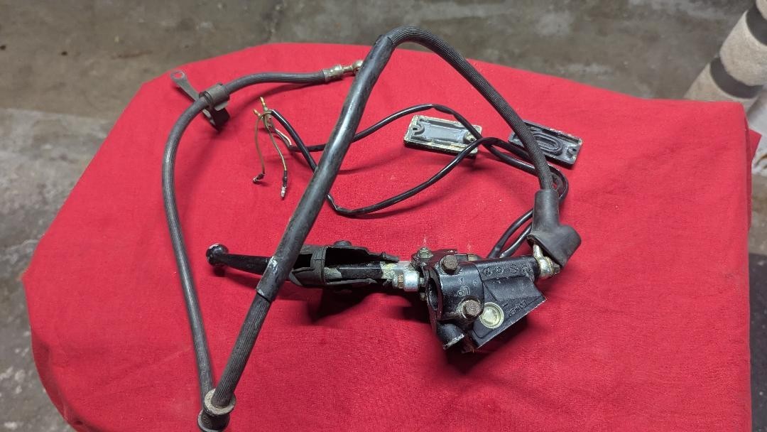 1982 Yamaha XJ1100J Maxim front master cylinder with handle lever, Hard to find!