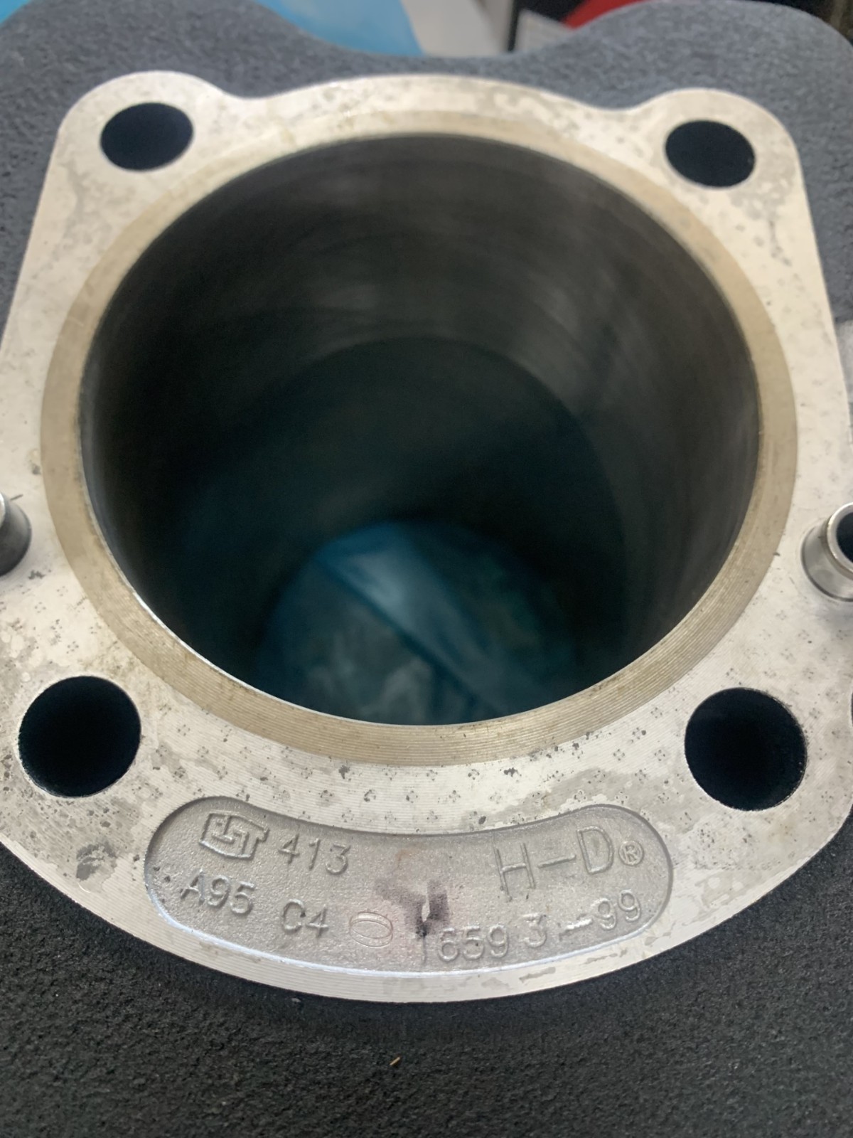 like new harley cylinders 16593-99 and pistons 22095-99b