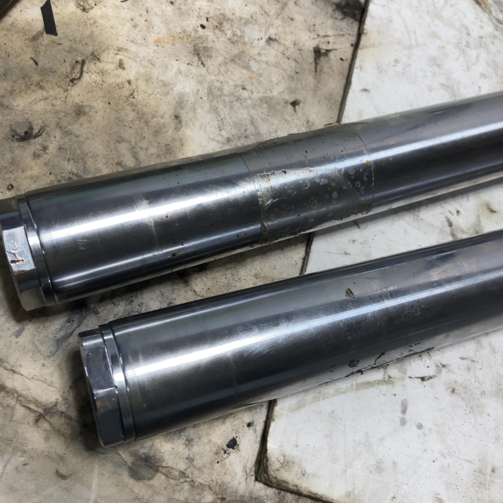 04-05 Harley Dyna OEM Front Fork Set Pair Shock Suspension NEED RESEAL STRAIGHT