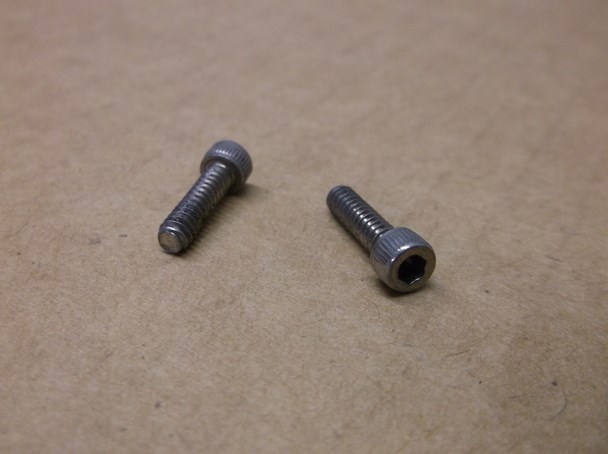 Zip Lock Bag of Approximately 100 Count of 6-32 Screws 1/2″ and 1″ Long
