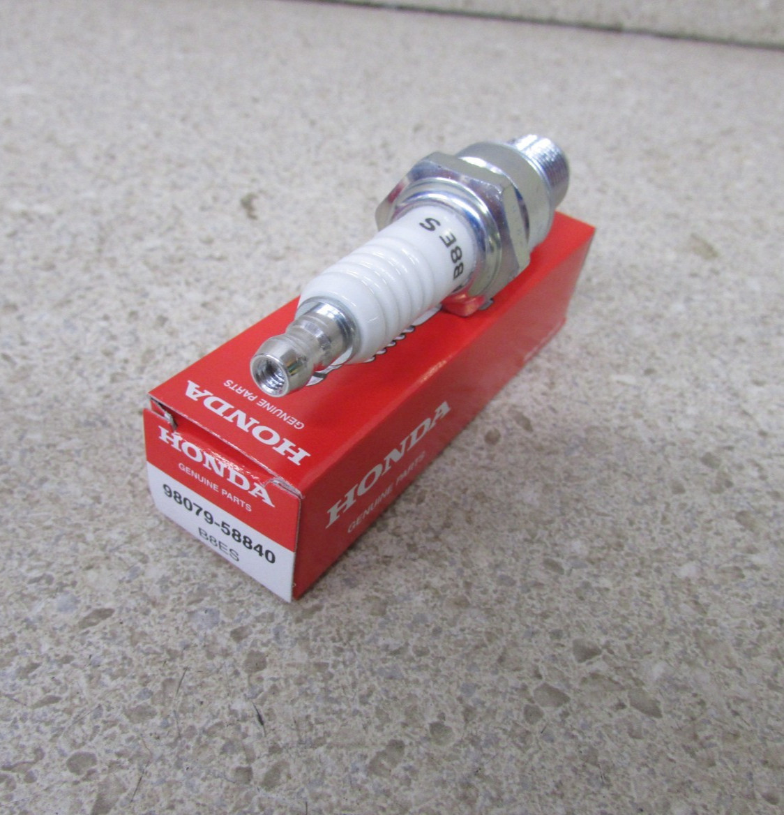 NOS HONDA MR175 MR250 MT125 MT250 OEM GENUINE B8ES SPARK PLUG 98079-58840