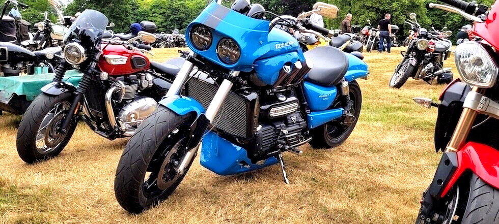 TRIUMPH ROCKET 3 BELLY PAN – BLACK FIBREGLASS – MID SIZE –