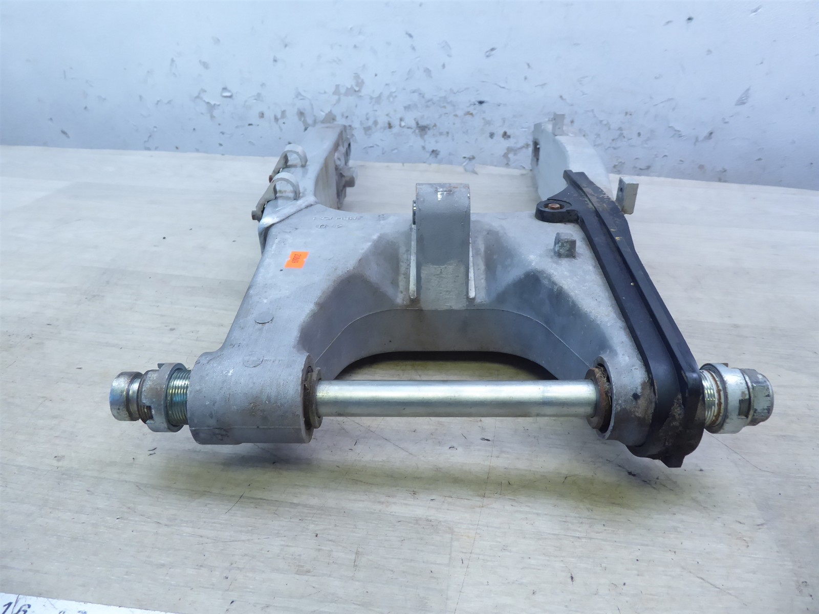 2000 Honda CBR600 F4 H20869) rear swingarm swing arm with mount bolt