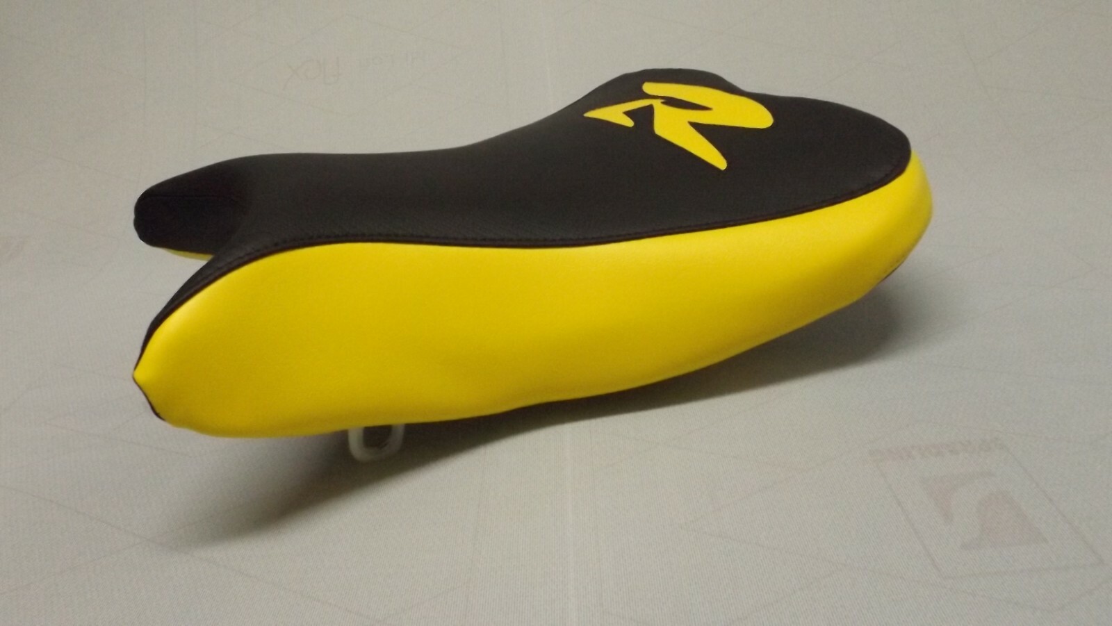 BLACK CARBON FIBER/YELLOW FRONT/REAR SEAT COVERS WILL FIT SUZUKI 600R/750R 06/07