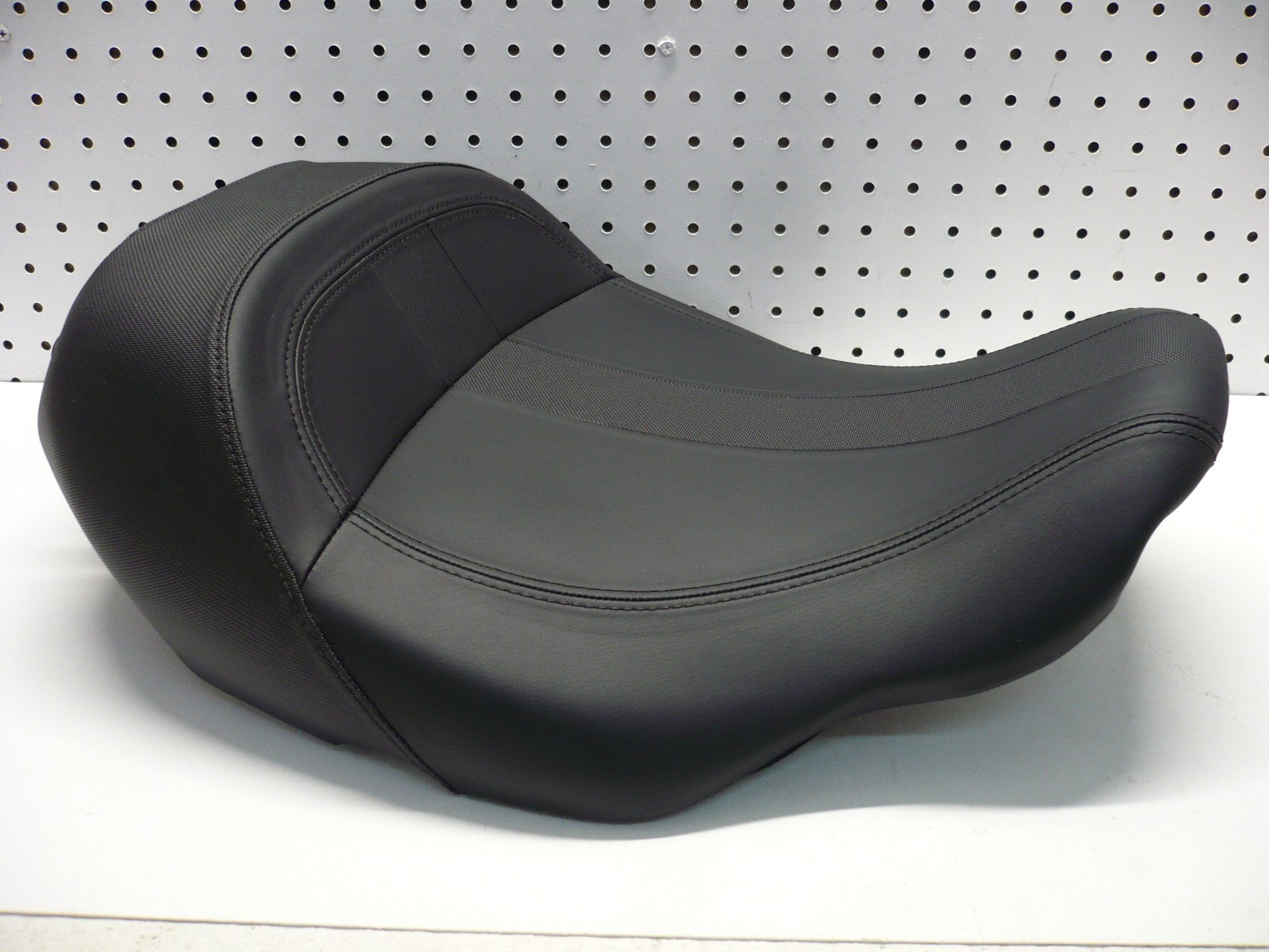 Harley HD 26 Touring NEW Front Driver Low Profile Solo Seat Smooth OEM 52000690