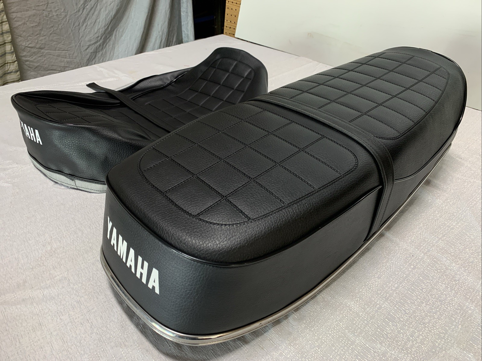 YAMAHA RD400 SEAT COVER 1976 & 1977 MODEL RD400 SEAT COVER + (STRAP) (Y*-191)