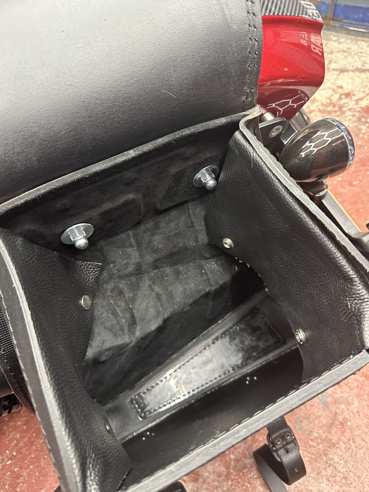 Ends Cuoio Rev Cheyenne | Leather saddlebag for Indian Scout