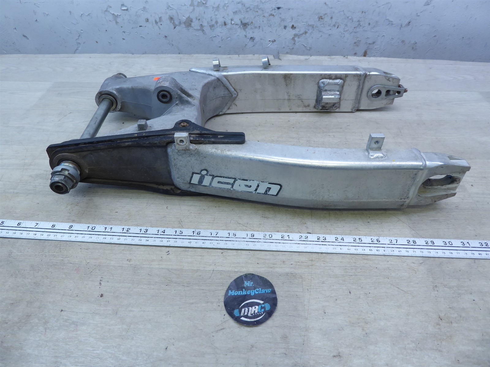 2000 Honda CBR600 F4 H20869) rear swingarm swing arm with mount bolt