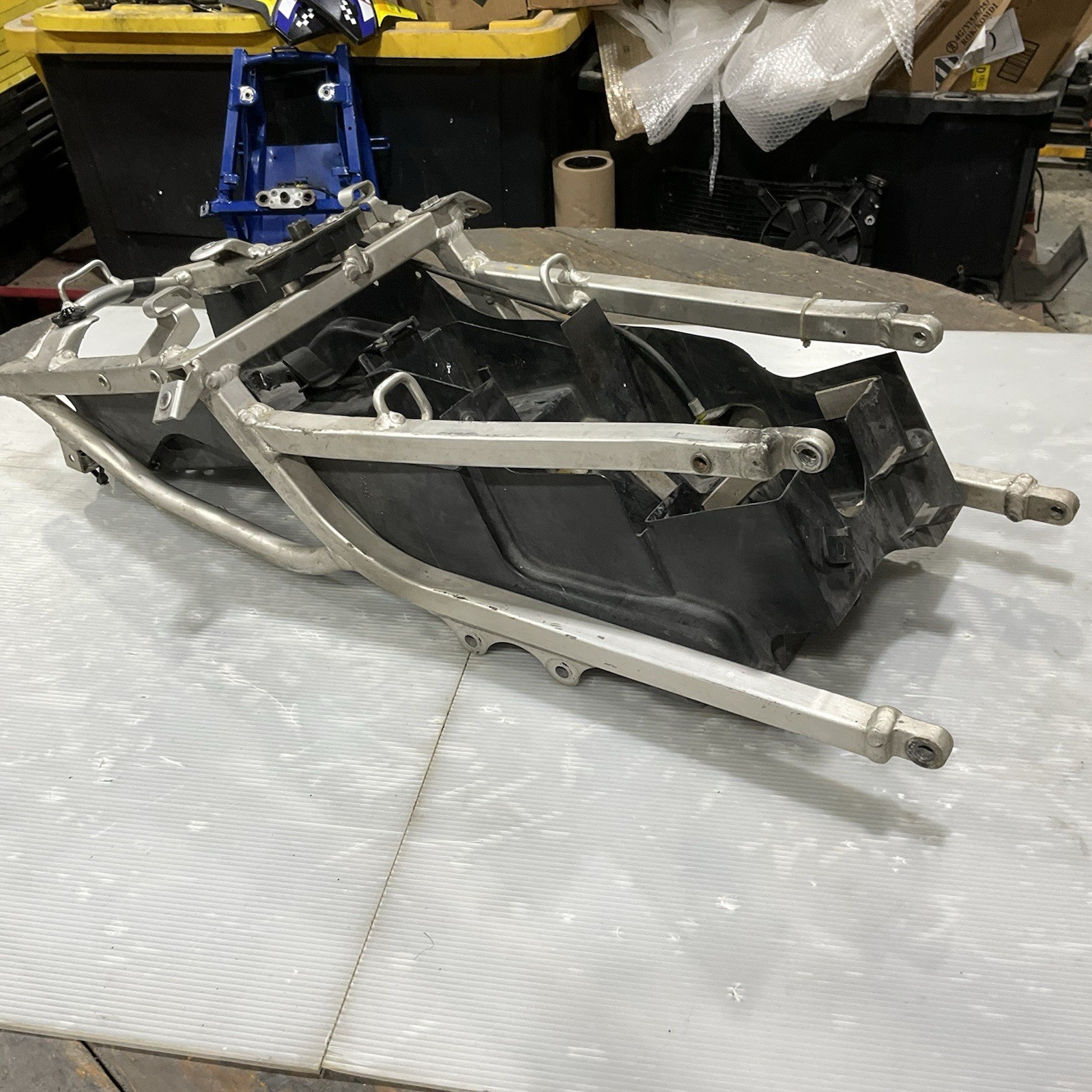 2001-2003 SUZUKI GSXR 600 750 01-02 GSXR 1000 OEM REAR SUBFRAME W/ Battery Tray