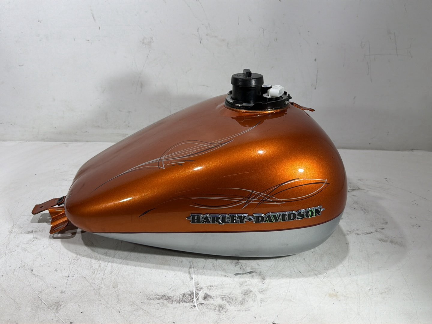 2014 Harley Electra Glide Touring Ultra OEM Fuel Gas Tank Gasoline Reservoir