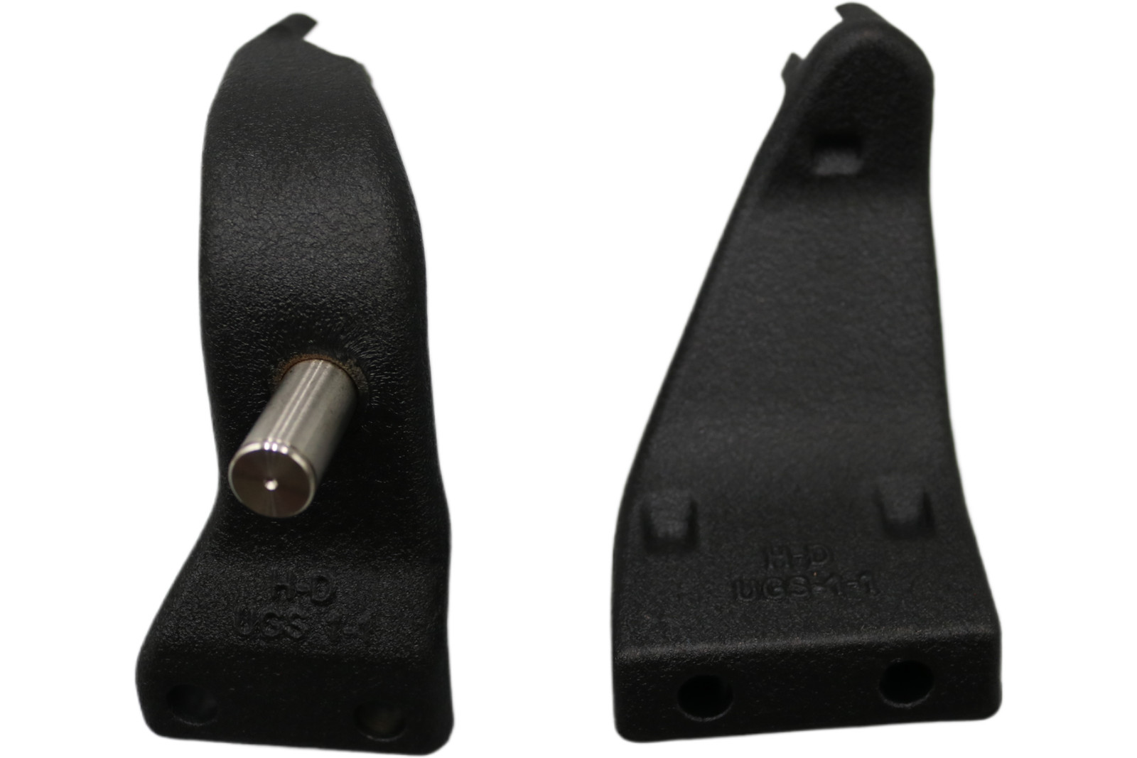 50667-07 50666-07 NEW OEM 2007-2017 HARLEY-DAVIDSON DYNA FOOTPEG MOUNTS PAIR