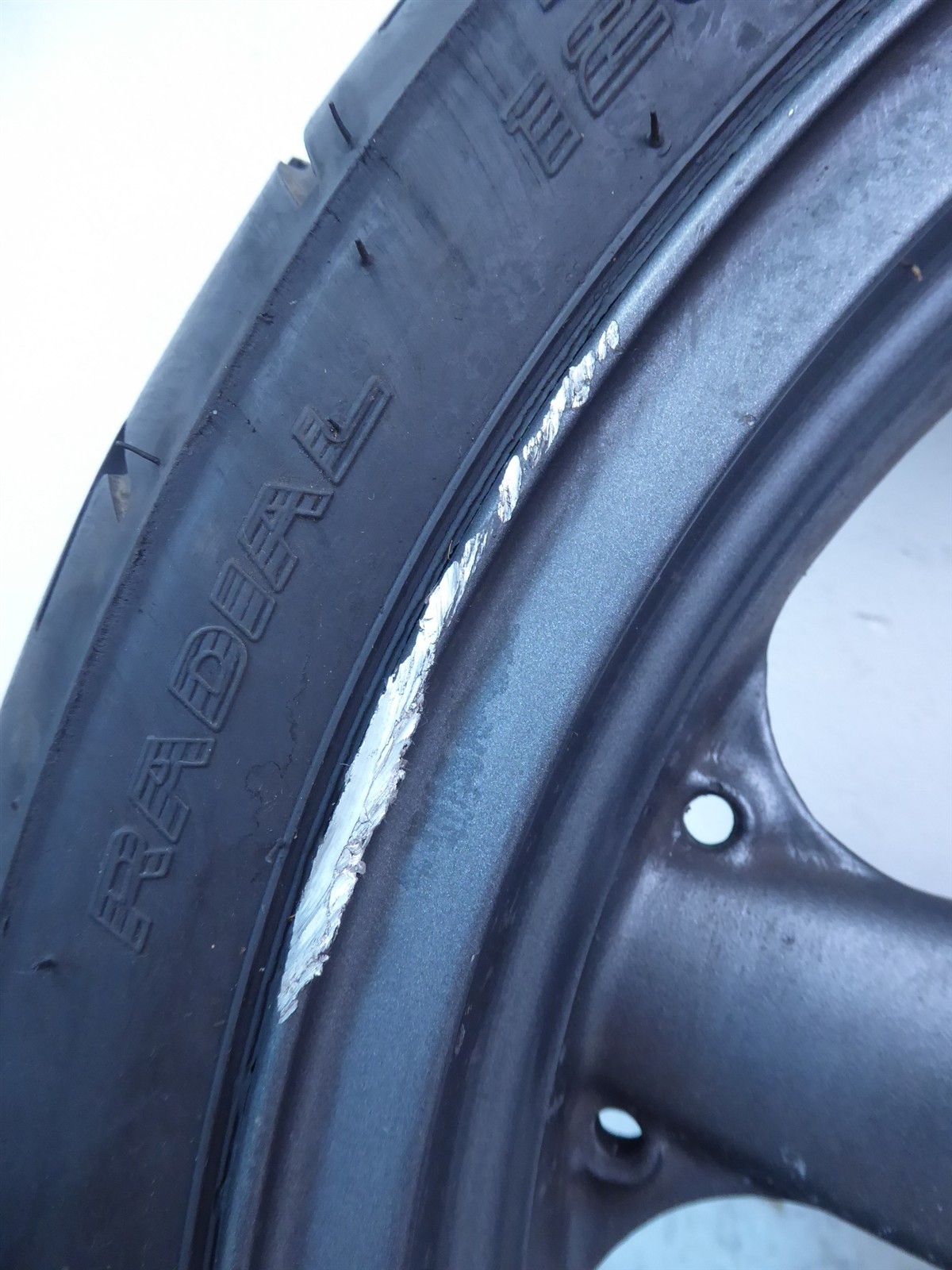 2000 Kawasaki ZR750F Zephyr K20852) black front wheel rim 17in