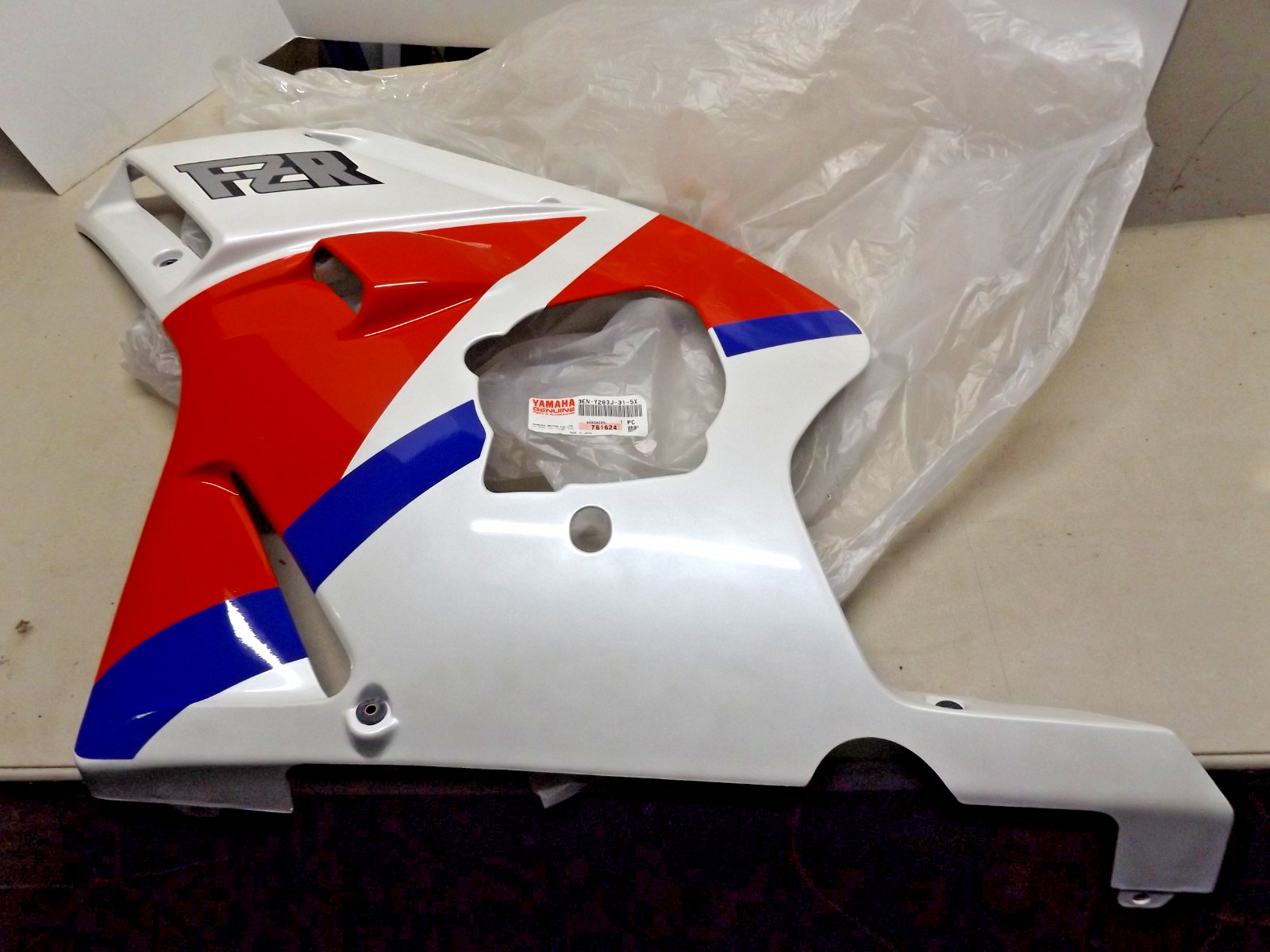 NOS YAMAHA 3EN-Y283J-31-5X FRONT LOWER BODY PANEL 1 FZR600