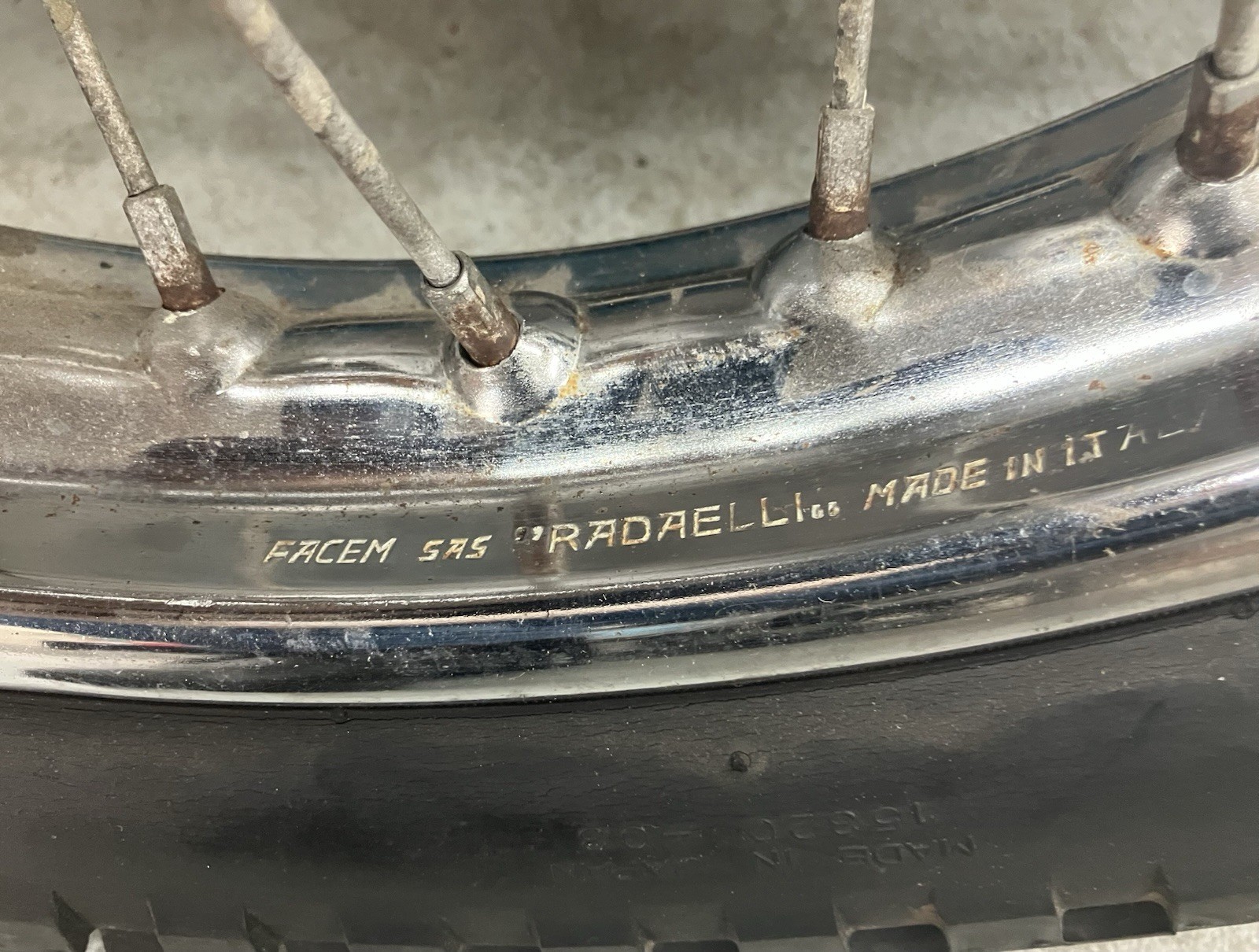 1974-1978 Aermacchi Harley Davidson SX175/250 18″ rear wheel assy w/tire USED