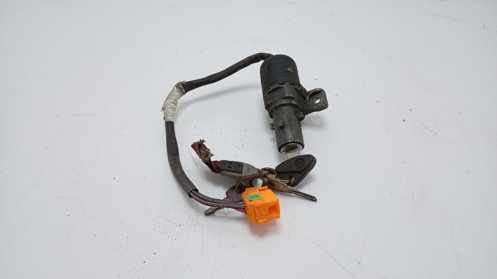 BMW C1 125 2000 IGNITION BARREL WITH KEY (MOUNT BROKEN)