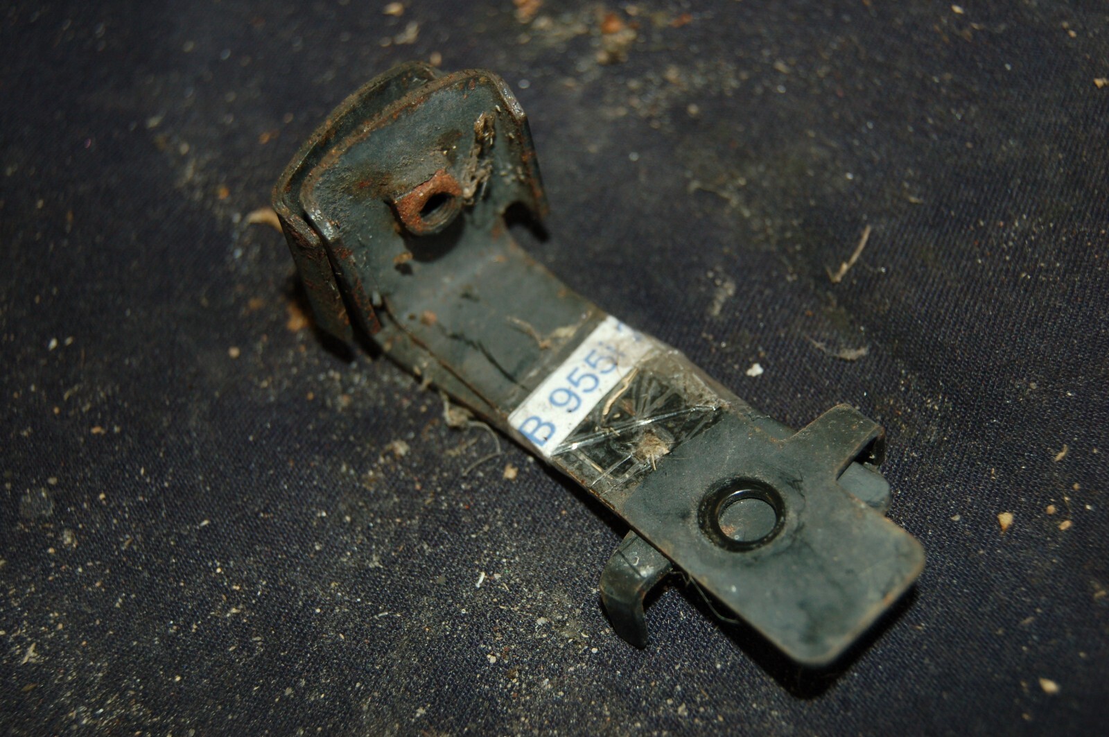 TRIUMPH SPRINT 955i – 2x Fuel tank mounts – 2001 – 2006 – As shown in pictures.