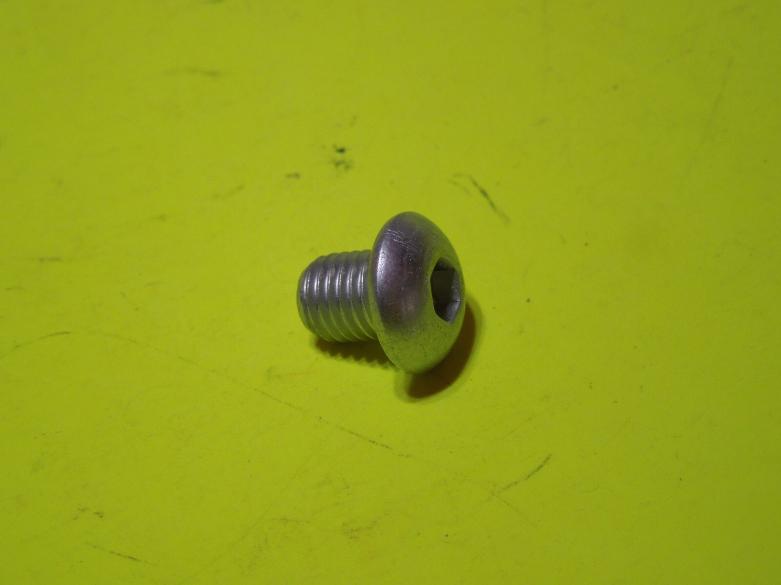 1 NOS OEM Harley Davidson 5/16″-24 x 3/8″ Hex Socket Button Head Screw P/N 3533