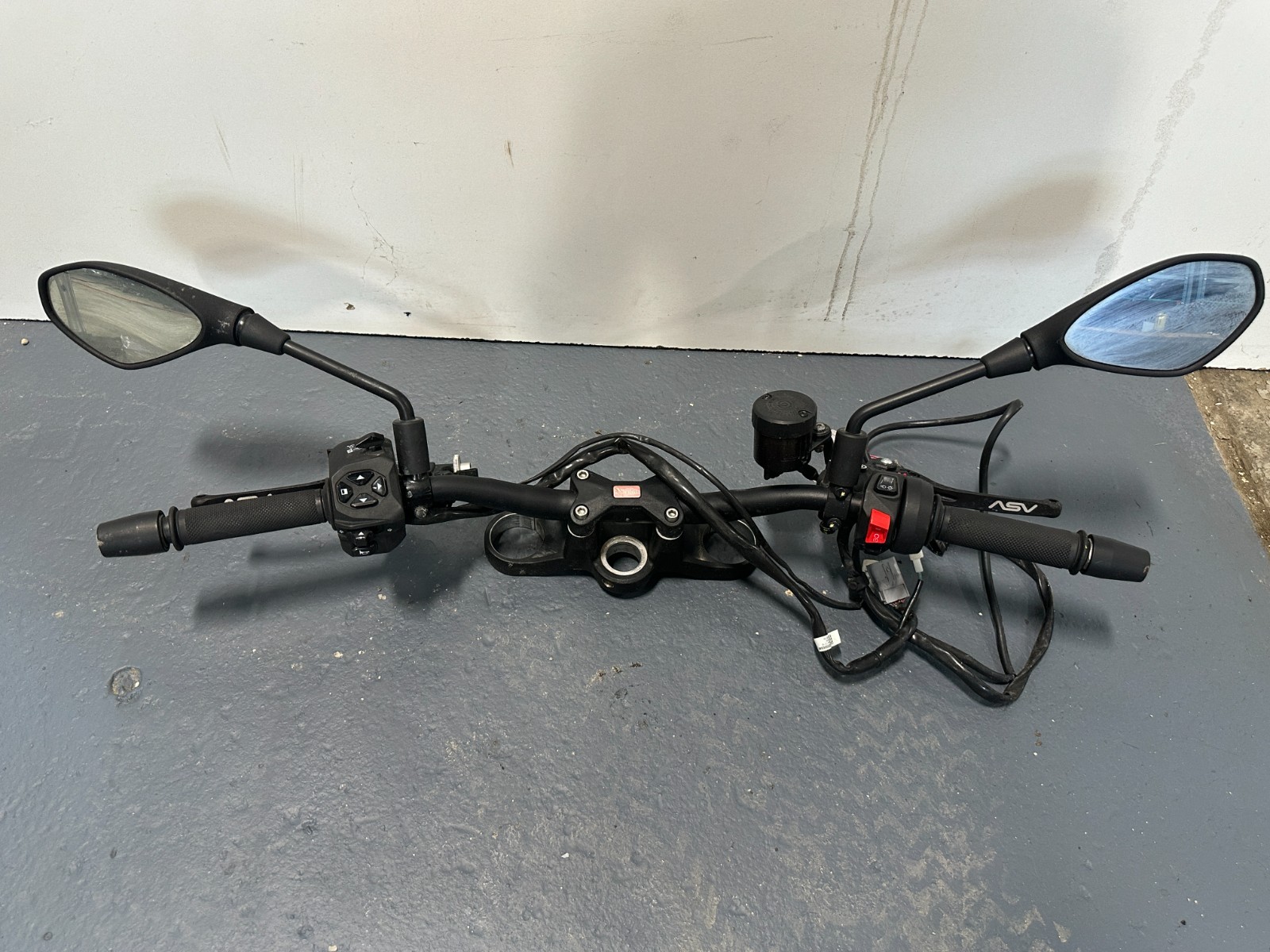 21-26 Aprilia TUONO 660 HANDLEBARS CONTROLS TOP TRIPLE TREE MIRRORS ASV OEM