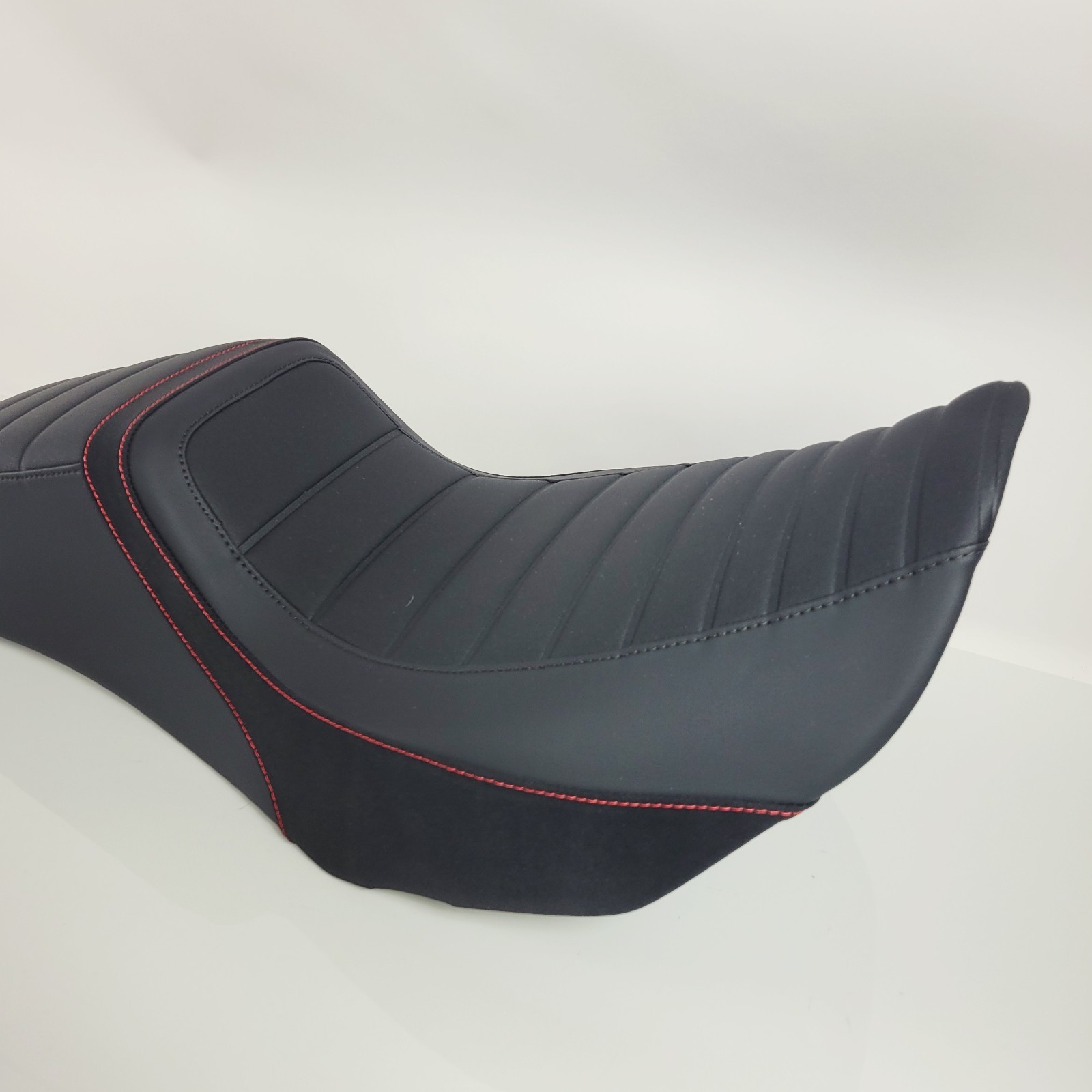 Harley-Davidson 24-Up Touring Switchback Seat Red Stitch 52000756 OEM NEW