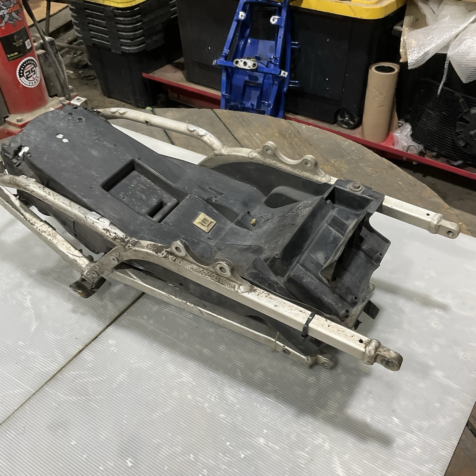 2001-2003 SUZUKI GSXR 600 750 01-02 GSXR 1000 OEM REAR SUBFRAME W/ Battery Tray