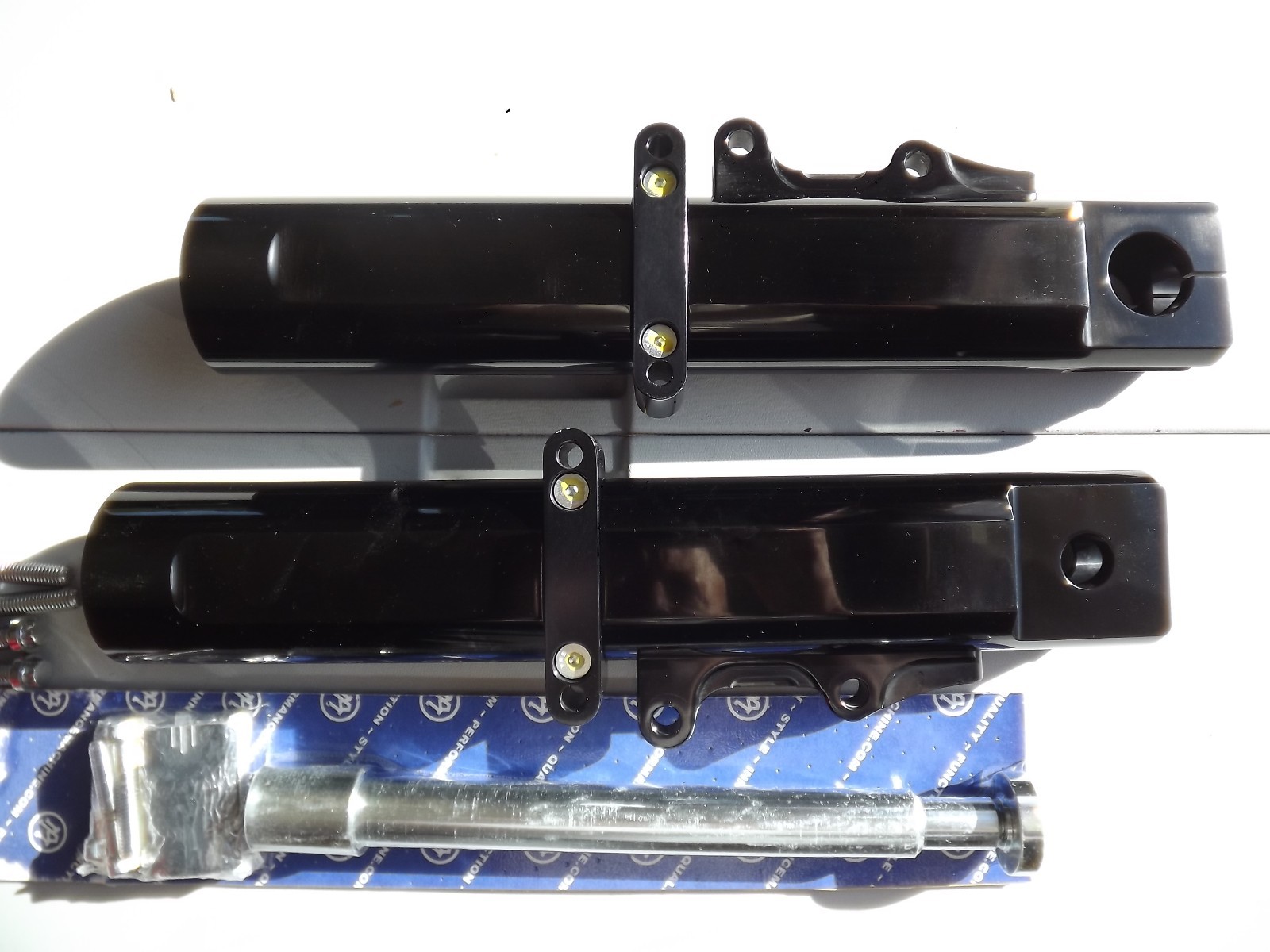 PERFORMANCE MACHINE PM HARLEY BLACK LOWER FORK LEG 0208-2096-BM TOURING OPEN BOX