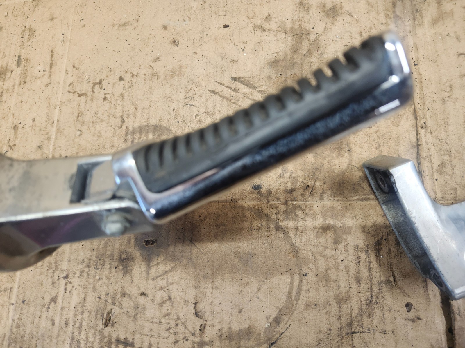 98-04 Suzuki VL1500 intruder LC Rear Left Right Passenger Foot Peg Set