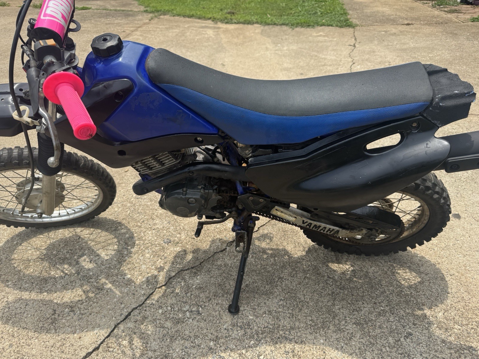 2005 Yamaha TT-R125E -Battery and Pink Grips/Pad not included.