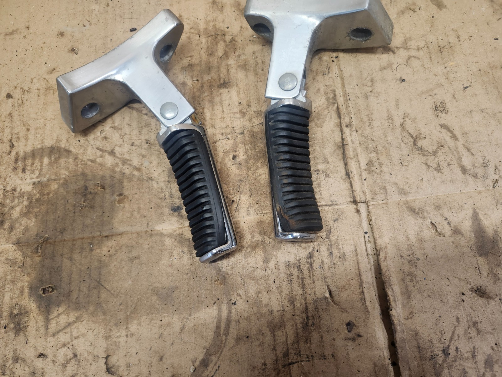 98-04 Suzuki VL1500 intruder LC Rear Left Right Passenger Foot Peg Set