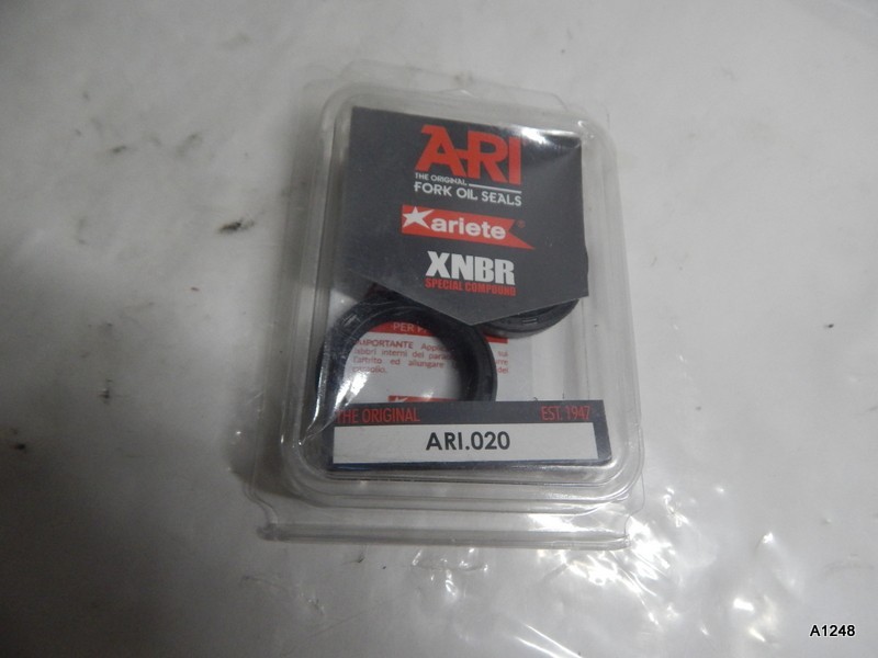 Ariete ARI.020 Front Fork Oil Seals Pair 30X40X9mm XNBR Universal w/Lubricant