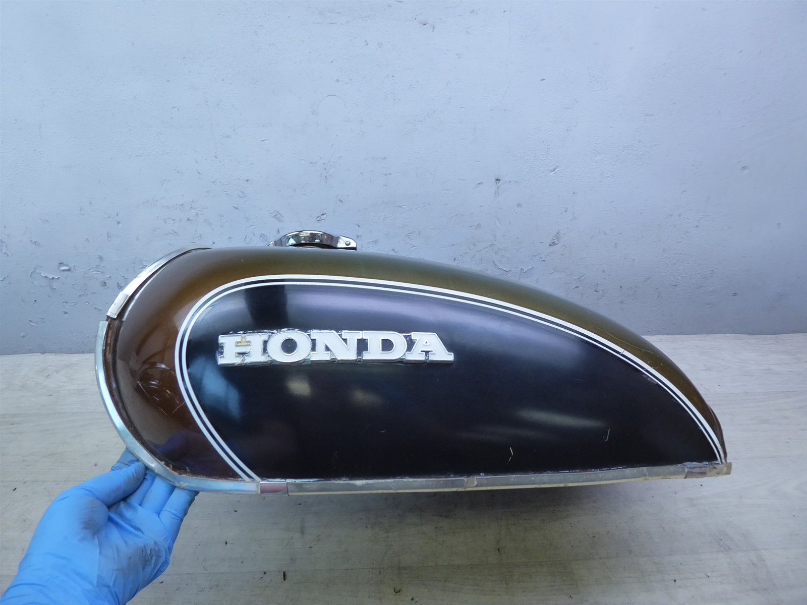 1972 Honda CB500 Four H21122) gas petrol fuel tank with emblems and cap
