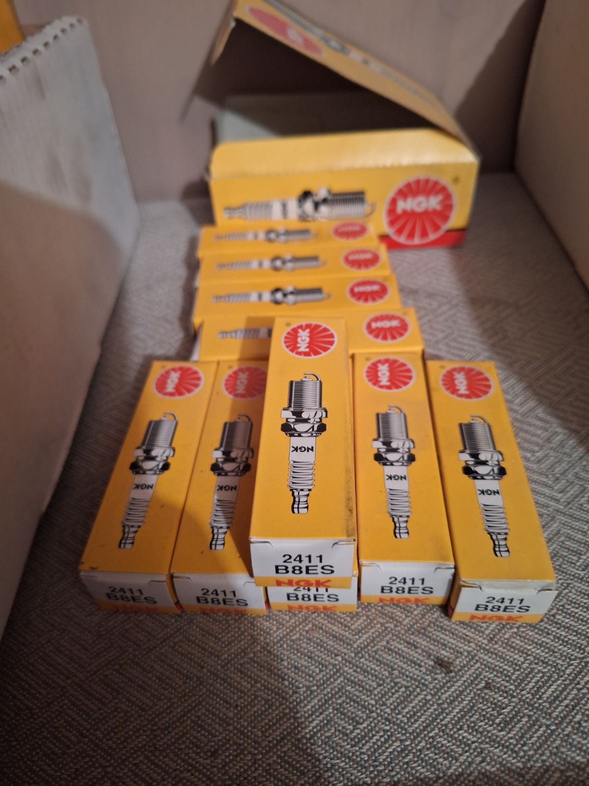 Genunine NGK – B8ES-2411 – Spark Plug (1 spark plug) NOS Bulk Discount