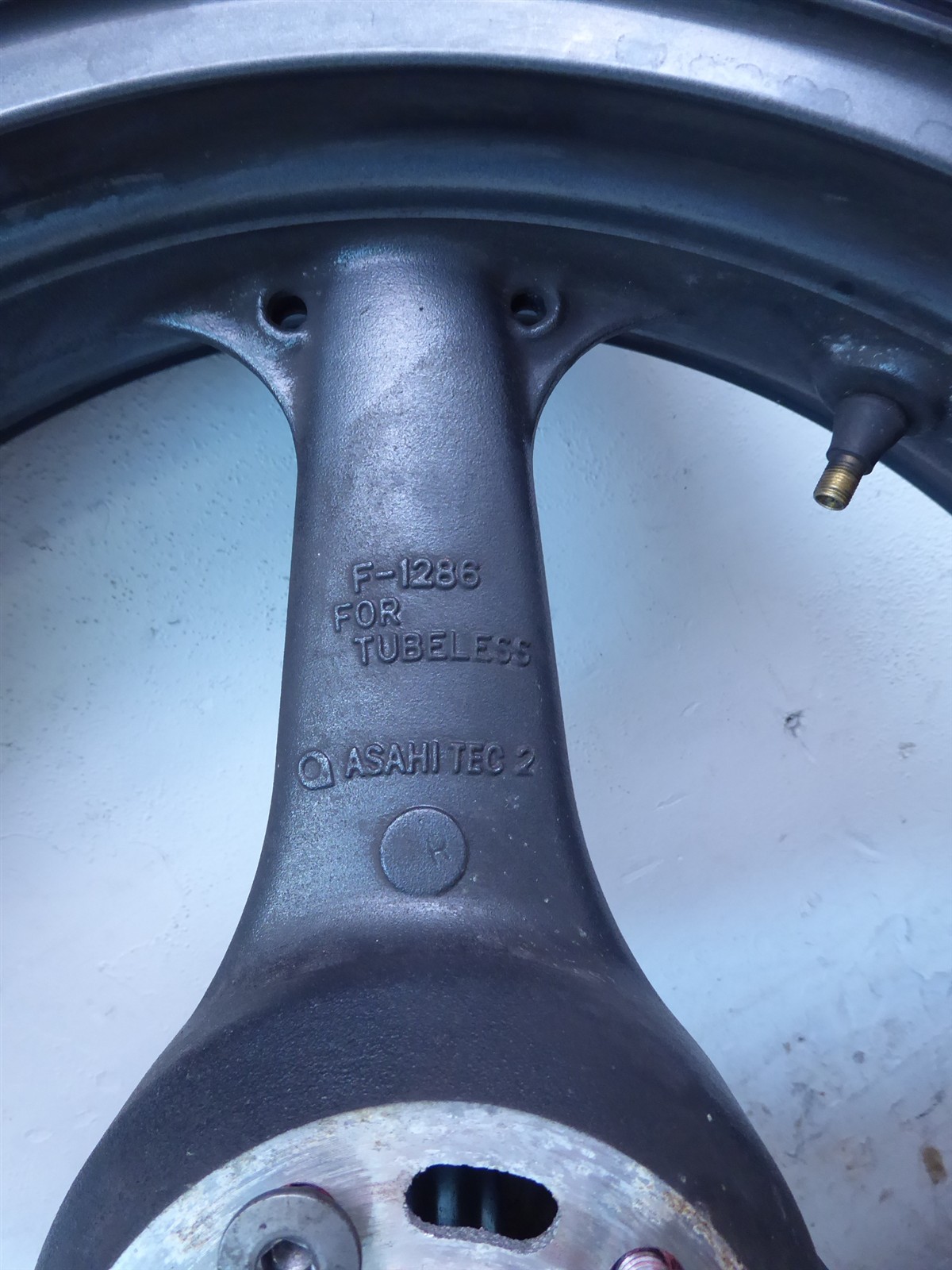 2000 Kawasaki ZR750F Zephyr K20852) black front wheel rim 17in